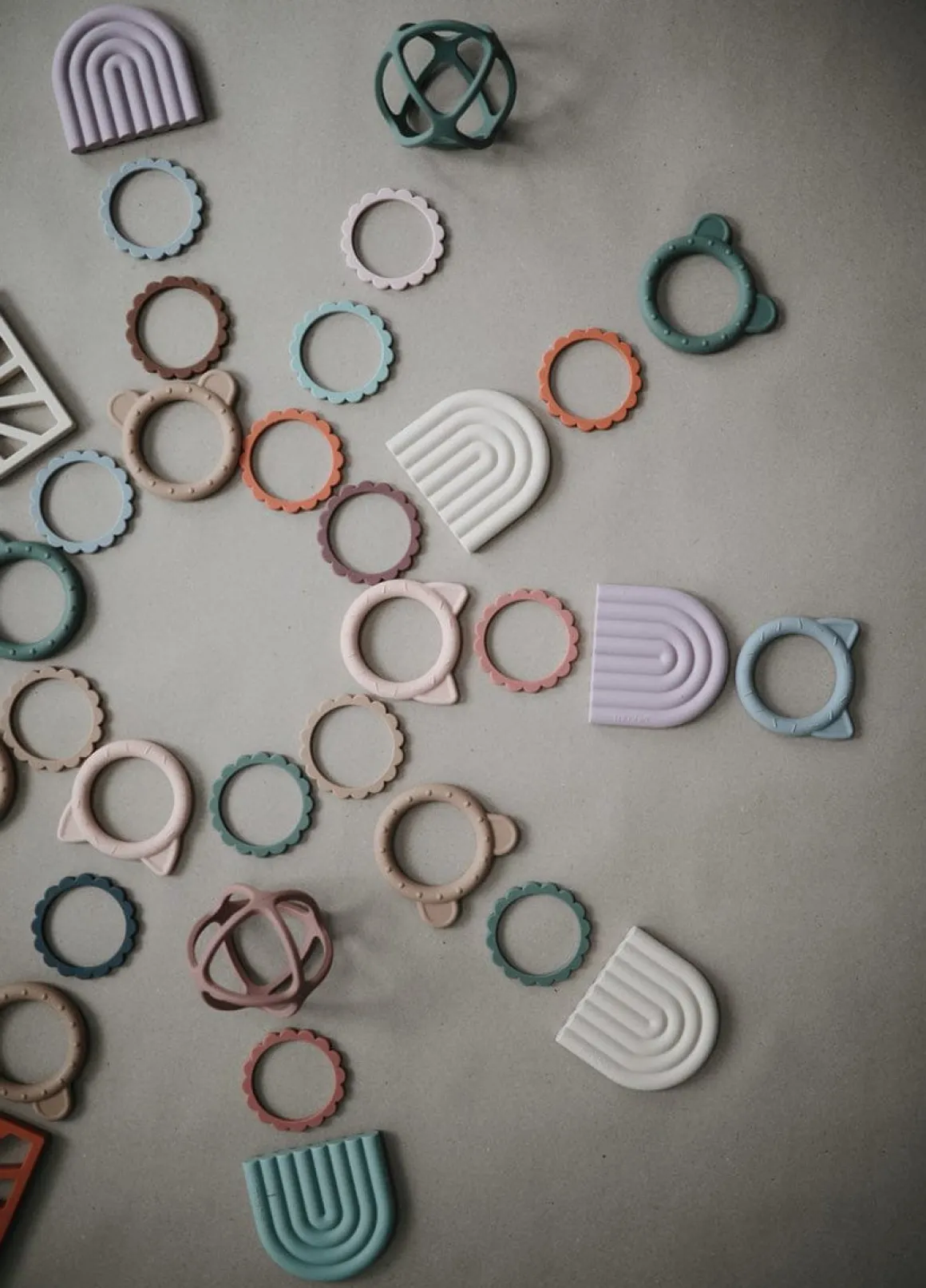 Mushie Flower Teething Bracelet 3-Pack - Cambridge Blue/Clementine/Natural