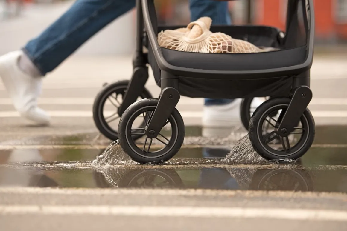 Nuna SWIV Lightweight Stroller - Caviar / Chocolate