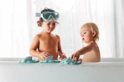 Oli & Carol Water Shark Bath Toy