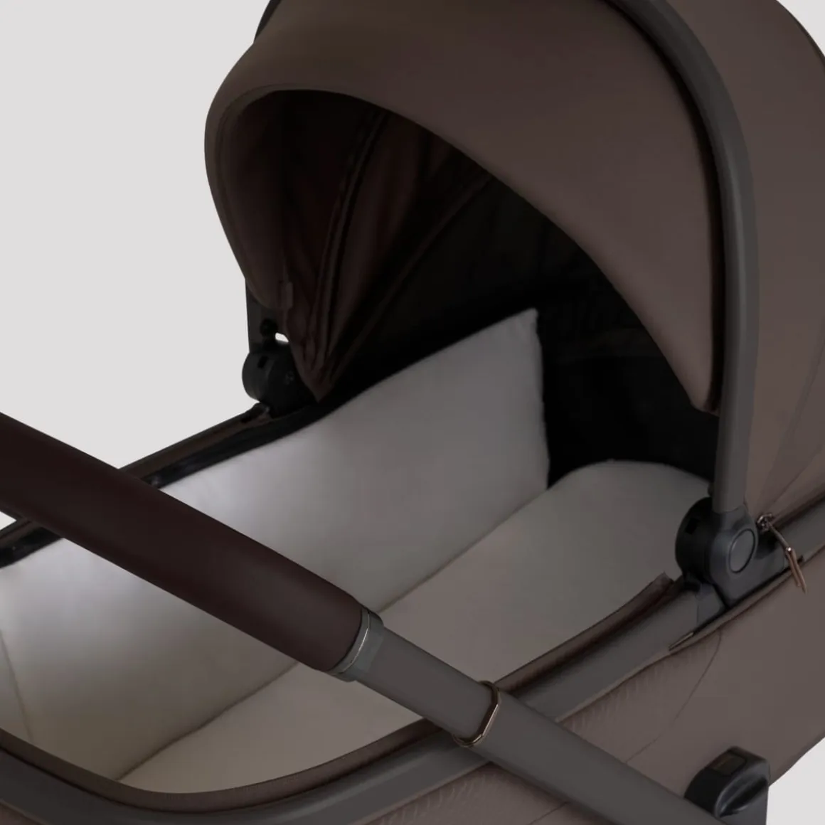 Silver Cross Cove 2 Compact Bassinet - Chocolate