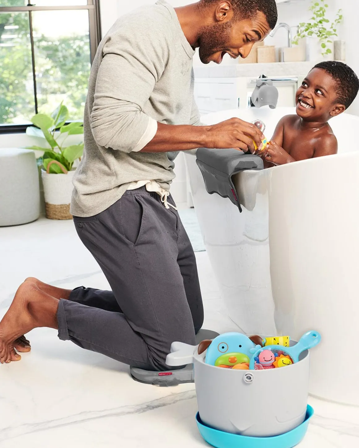 Skip Hop MOBY Fun-Filled Bath Toy Bucket Gift Set