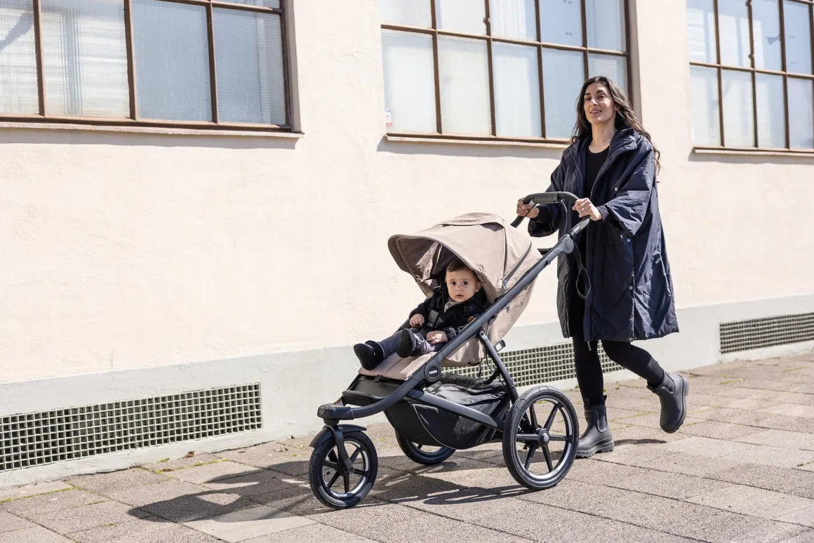 Thule Urban Glide 4-Wheel All-Terrain Stroller with Magnetic Buckle - Tinted Taupe