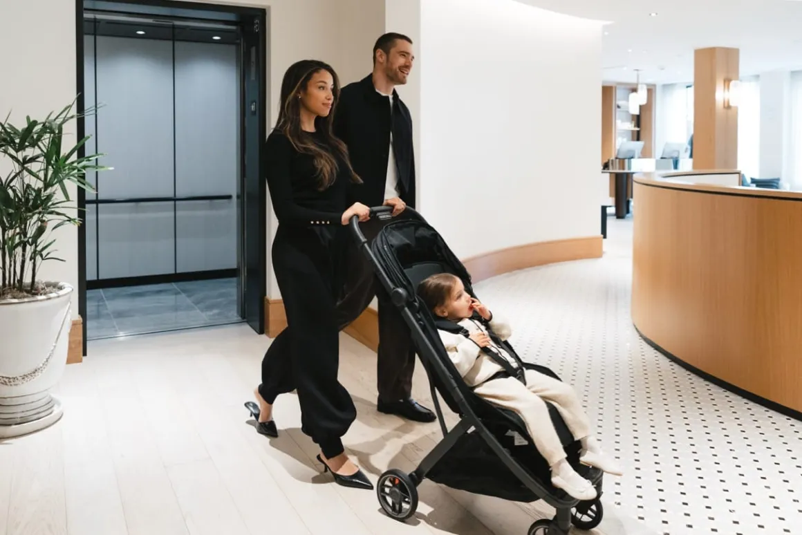 UPPAbaby Minu V3 Compact Stroller - James (Black / Carbon Frame / Black Leather)